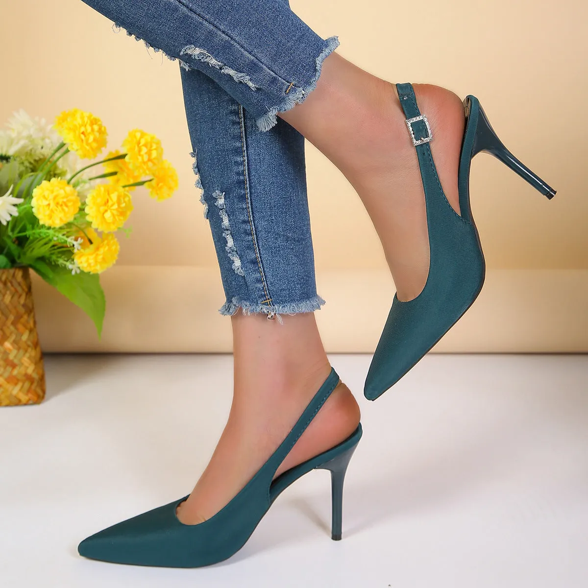Nicola  Spitz zulaufende Schnallen-Sandalen mit Stiletto-Absatz