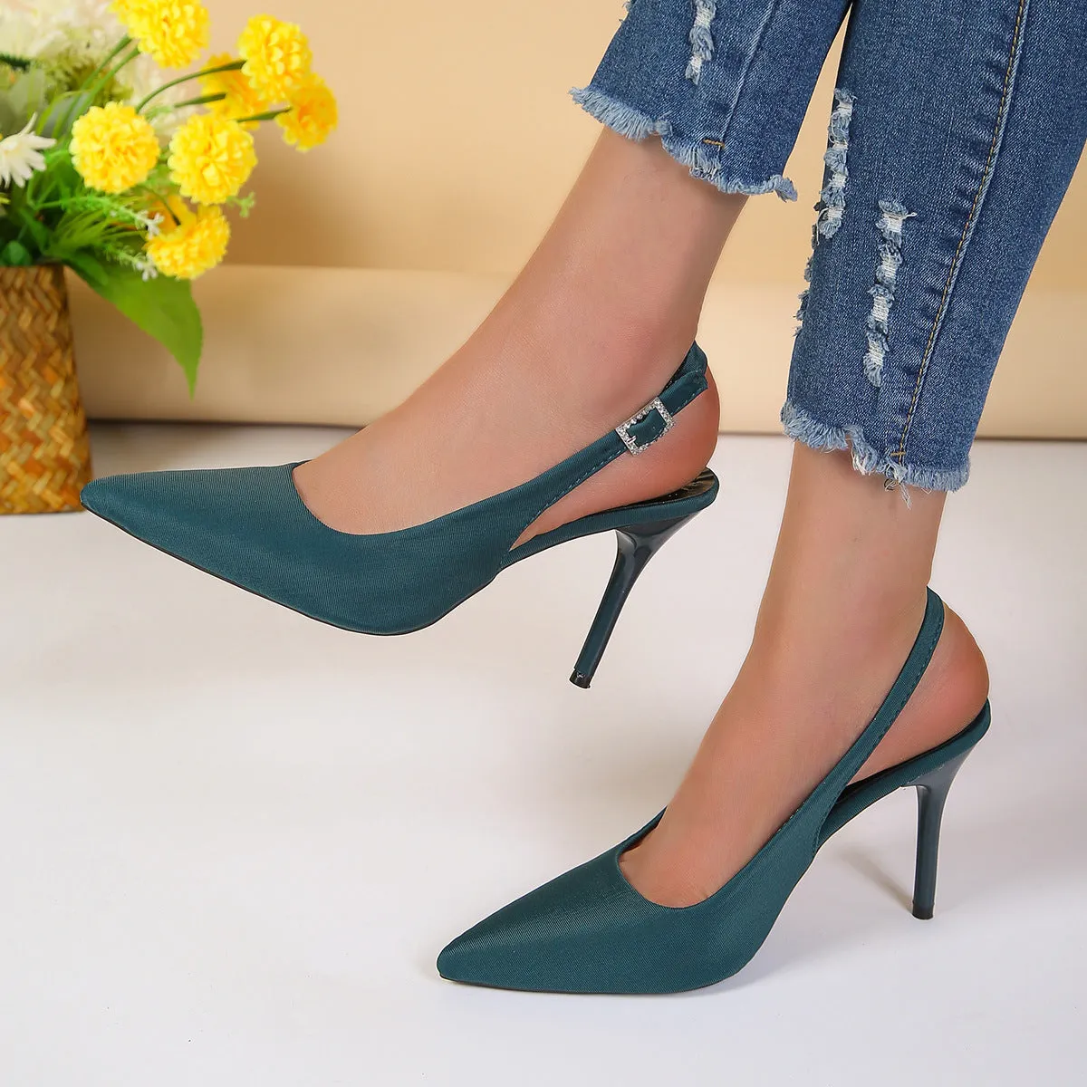 Nicola  Spitz zulaufende Schnallen-Sandalen mit Stiletto-Absatz