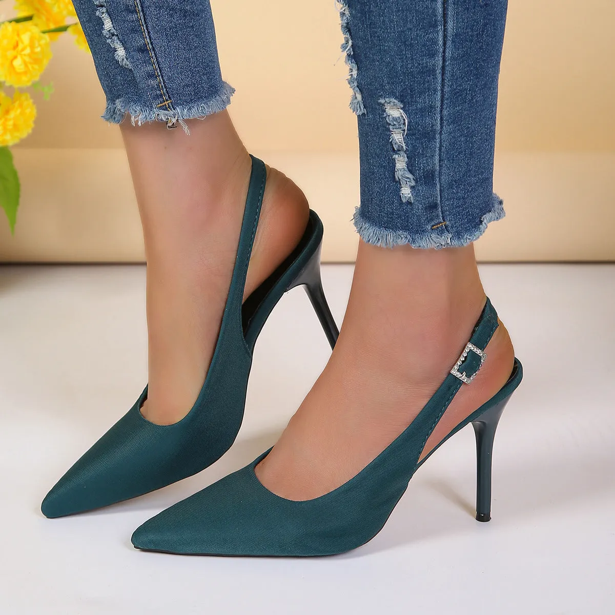 Nicola  Spitz zulaufende Schnallen-Sandalen mit Stiletto-Absatz