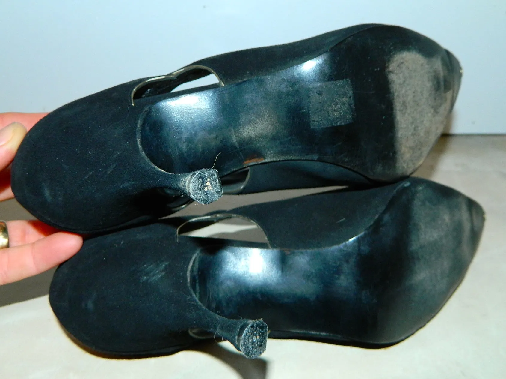 vintage 1950s black stiletto heels / Herbert Levine doeskin cutaway pumps / point toe 7 B