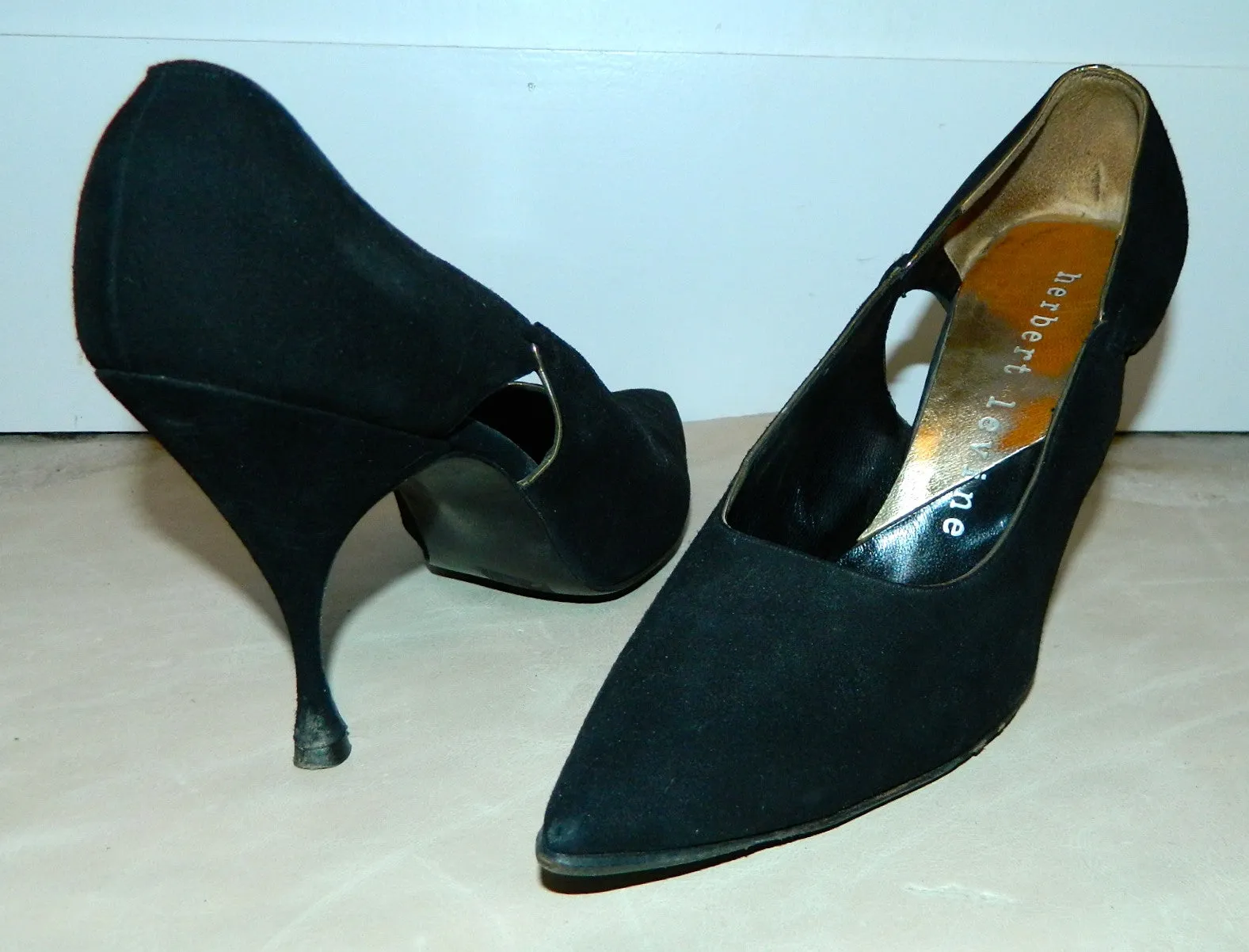 vintage 1950s black stiletto heels / Herbert Levine doeskin cutaway pumps / point toe 7 B